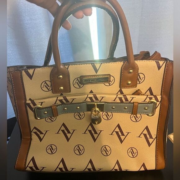 Adrienne Vittadini Signature Doubleplay Tote. - Picture 9 of 9